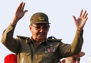 Raúl Castro saluda en los actos del Primero de Mayo en La Habana. (Foto: EFE)