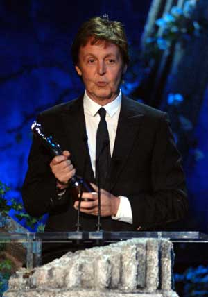 Paul McCartney recoge el premio al mejor disco en los premios britnicos de msica clsica. (EFE)