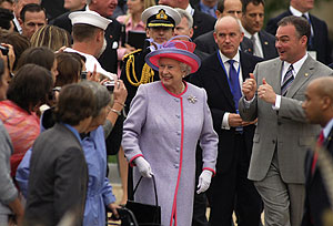 La reina Isabel II es recibida en Richmond, Virginia. (Foto: AP)
