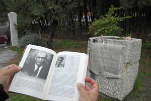 El libro 'Los paseados con Lorca', del escritor Francisco Vigueras en un parque en Granada. (Foto: EFE)