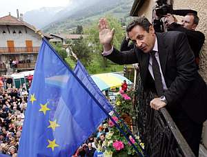 Sarkozy saluda a los habitantes del pueblo Le Petit Bornand les Glires. (Foto: AFP)