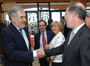 El ministro de Justicia, Mariano Fernndez Bermejo (d), y el fiscal general del Estado, Cndido Conde-Pumpido (i), se saludan en Fuerteventura. (Foto: EFE)