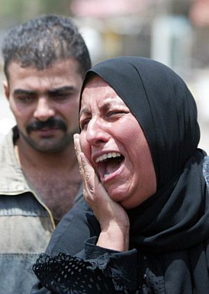 Una mujer llora tras la masacre causada por un coche bomba en Bagdad. (Foto: AFP)