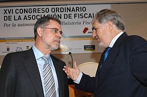 El ministro de Justicia, Fernndez Bermejo (i), y el fiscal general del Estado, Conde-Pumpido (d), conversan en Fuerteventura. (Foto: EFE)