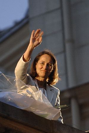 La candidata socialista saluda a sus seguidores. (Foto: AFP)