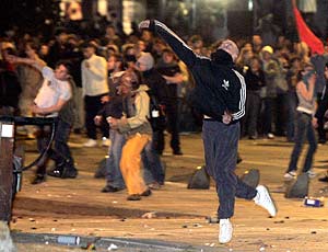Un joven que participó en los disturbios en la ciudad de Nantes. (Foto: Reuters)