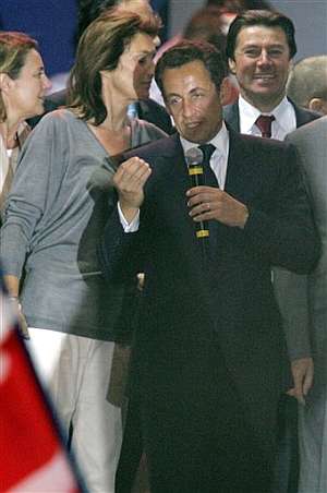 Sarkozy se dirige a sus seguidores acompaado por su mujer Cecilia. (Foto: AP)