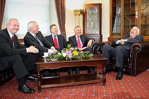 McGuinness, Ahern, Blair, Hein y Paisley, en un encuentro posterior al juramento de los cargos. (Foto: AFP)
