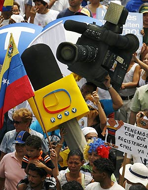 Imagen de una manifestacin en defensa de RCTV en las calles de Caracas. (Foto: Reuters)