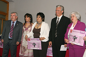 (De izda a dcha) el alcalde de Getafe, Pedro Castro; la cantante Cristina del Valle; la activista Marisela Ortiz; el juez Baltasar Garzn y la eurodiputada Francisca Sauquillo. (foto: EFE)