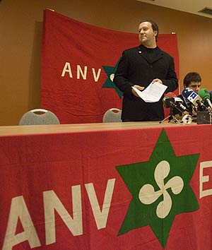El secretario general de ANV, Antxon Gmez, en una rueda de prensa. (Foto: Mitxi)