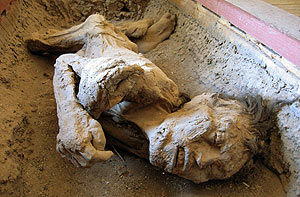 Imagen de la momia, en el clausurado museo local de Quillahua. (Foto: EFE)