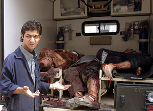 Un trabajador de la morgue de Kirkuk junto a los cadveres de los periodistas. (Foto: REUTERS)