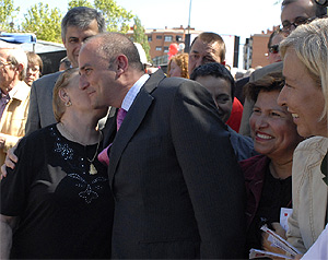 Sebastin recibe un beso de una vecina de Fuencarral durante su visita a Fuencarral. (Foto: miguelsebastian.es)