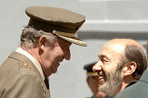 El Rey Juan Carlos con el ministro del Interior Alfredo Prez Rubalcaba, durante su visita. (Foto: EFE)