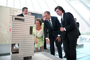 Rita Barber, Francisco Camps y el arquitecto Antn Garca Abril observan la maqueta del proyecto. (Foto: EFE)