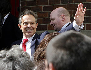 Blair se despide de sus simpatizantes en Sedgefield. (Foto: AFP)