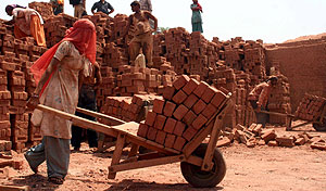Una mujer trabaja en una fbrica de ladrillos en las afueras de Jammu, India. (Foto: EFE)