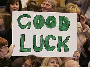 Partidarios de Blair muestran una pancarta para desearle buena suerte en Sedgefield (Inglaterra), tras el anuncio de su renuncia. (Foto: AFP)