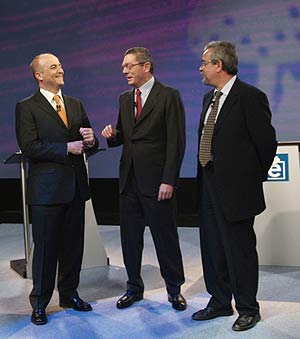 Los tres candidatos charlan en el plató. (Foto: EL MUNDO)