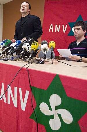 Los dirigentes de la ANV Antxon Gómez y Raúl Barrena, en una rueda de prensa. (Foto: EFE)
