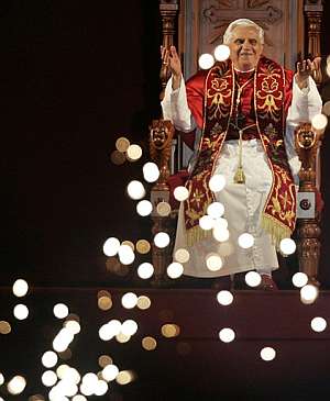 El Papa disfruta de un espectáculo pirotécnico durante el encuentro. (Foto: AP)