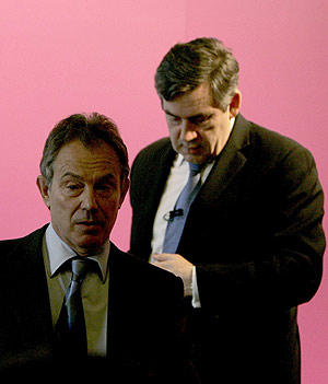 Brown, tras Blair, en una rueda de prensa en Downing Street el pasado 5 de marzo. (Foto: AFP)