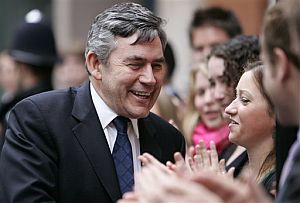Gordon Brown saluda a varios simpatizantes del Partido Laborista. (Foto: AP)