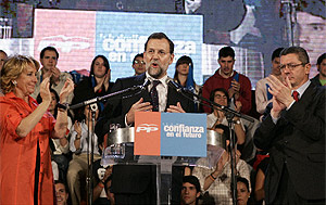 Aguirre y Gallardón aplauden a Rajoy durante el comienzo de la campaña en la plaza de Colón. (Foto: EFE)