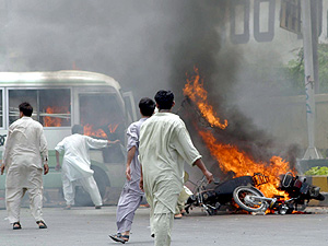 Activistas de partidos de oposicin queman vehculos este sbado en Karachi. (Foto: EFE)