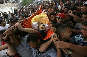 Seguidores de Al Fatah portan uno de los cadveres. (Foto: AFP)