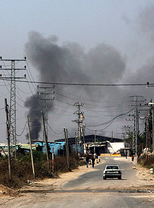 Humo negro procedente de la zona donde se han producido los enfrentamientos. (Foto: AFP) VDEO