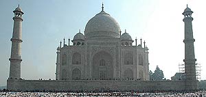 Cada año tres millones de personas visitan el Taj Mahal. (Foto: AFP)