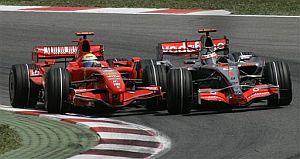 Fernando Alonso (dcha.) y Massa, el pasado fin de semana en Montmeló. (Foto: AP)