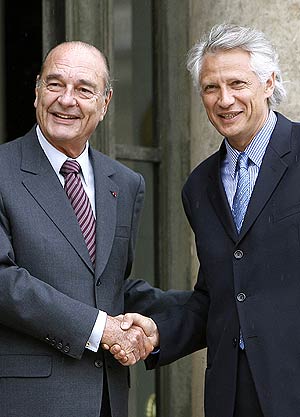 Villepin y Chirac se despiden en la puerta del Elíseo. (Foto: Reuters)