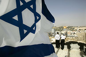 Judos ortodoxos de espaldas a una bandera de Israel. (Foto: AP)