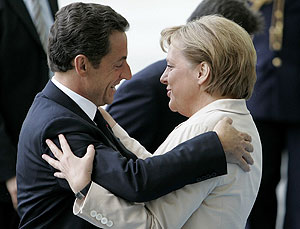 Nicolas Sarkozy abraza a Angela Merkel. (Foto: REUTERS)