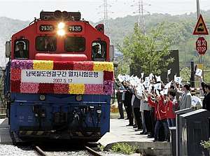 Un grupo de surcoreanos recibe uno de los trenes. (Foto: AP)