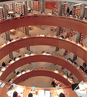 Vista general de la bibliteca de la UNED, en Madrid. (Foto: Fernando Quintela)