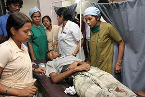 Un grupo de mdicos indios atienden a un enfermo. (Foto: EFE)