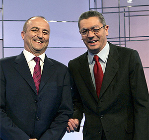 Miguel Sebastin y Alberto Ruiz-Gallardn sonren antes de empezar el debate. (EFE)