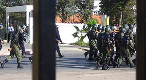 Polica marroqu caminando hacia los estudiantes saharauis en Rabat. (Foto: AP)