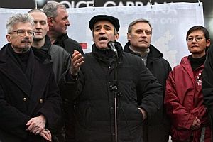Kasparov (c), junto a otros lderes opositores rusos en un acto de protesta en Mosc. (Foto: EFE)