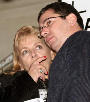 Javier Couso junto a su madre, María Luisa Permuy. (Foto: EFE)