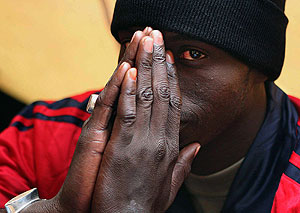 Un inmigrante africano espera para ser atendido. Parte de la ayuda espaola ir a la UA. (Foto: EFE)