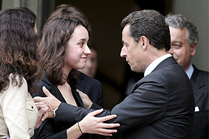 Sarkozy junto a la hija de Betancourt tras su reunin. (Foto: EFE)