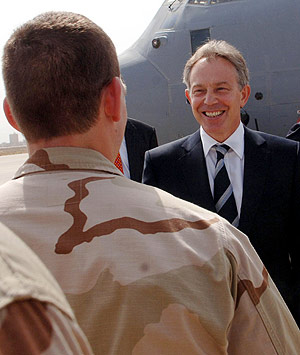 Blair saluda a un soldado a su llegada a Bagdad. (Foto: AP)