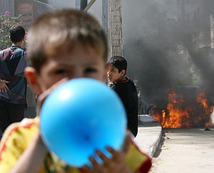 Nios palestinos ante un vehculo en llamas en la ciudad de Gaza. (Foto: AFP)