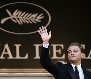 DiCaprio saluda antes de presentar su pelcula en Cannes. (Foto: REUTERS)
