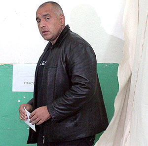 El alcalde de Sofa, Boyko Borisov, sale de una cabina de votacin en Sofa. (Foto: EFE)